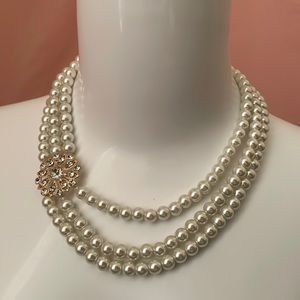Vintage/90s Pearl Necklace w/ Gold/Crystal Pendant
